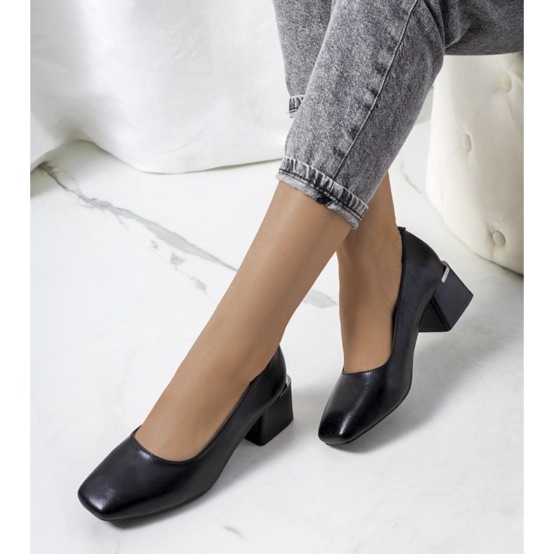 Schwarze Lederpumps an der Vasila-Post 1