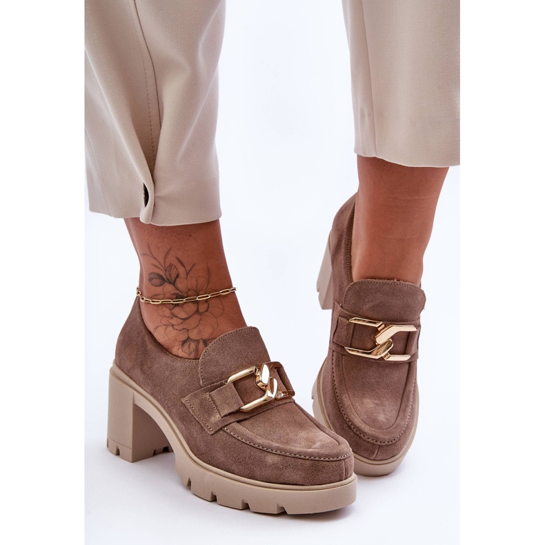 Elegante Schuhe auf einer Säule mit goldener Verzierung, beige Harmell 1