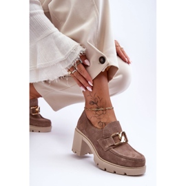 Elegante Schuhe auf einer Säule mit goldener Verzierung, beige Harmell 2