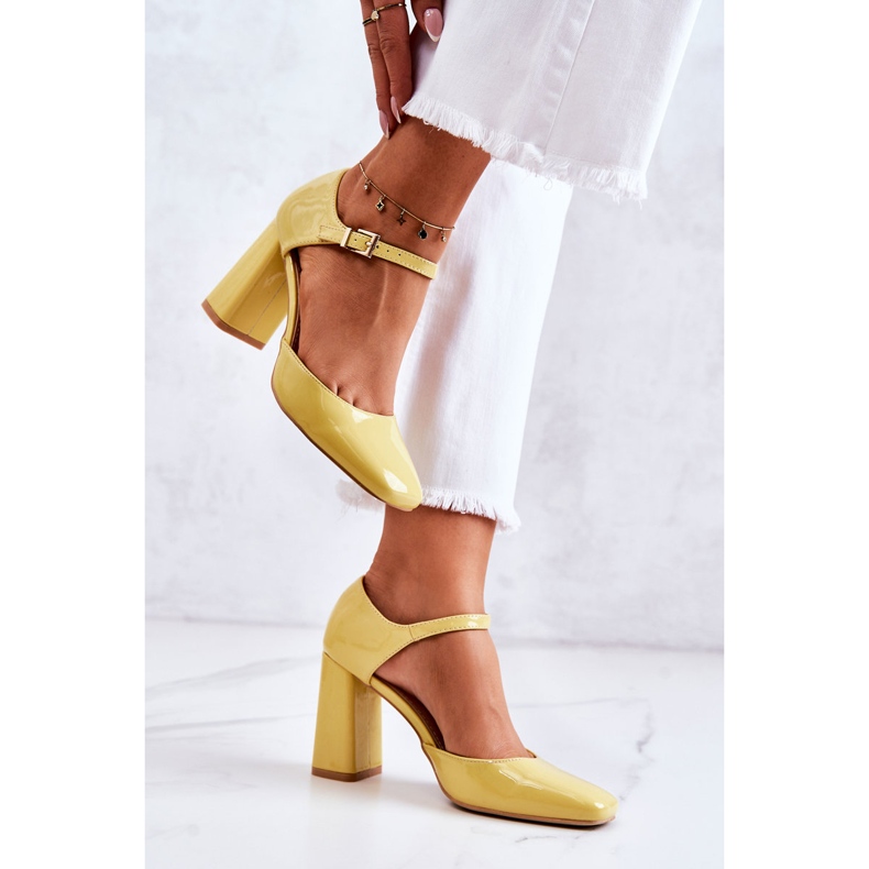 PG1 Modische Lackpumps Auf Einem Gelben Maoris-Bar 2