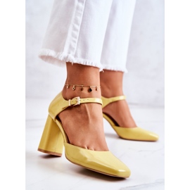 PG1 Modische Lackpumps Auf Einem Gelben Maoris-Bar 1