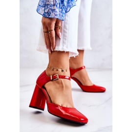 PG1 Modische lackierte Pumps auf einer roten Maoris-Bar 1