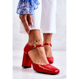 PG1 Modische lackierte Pumps auf einer roten Maoris-Bar 2