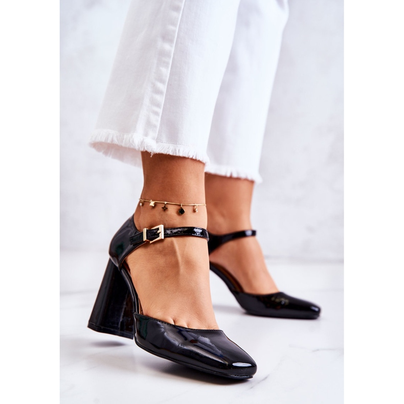 PG1 Modische lackierte Pumps auf einer schwarzen Maori-Bar 2