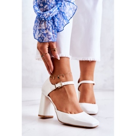 PG1 Modische Lackpumps Auf Einem Weißen Maoris-Bar 1