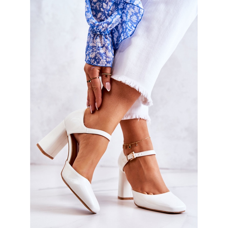 PG1 Modische Lackpumps Auf Einem Weißen Maoris-Bar 2