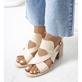 Beige Ledersandalen auf dem Destina-Pfosten 1