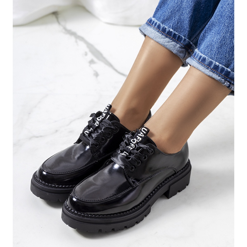 Schwarz lackierte Schuhe von Aike 1