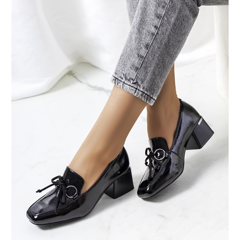 Schwarz lackierte Stöckelschuhe von Monisha 1