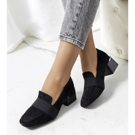 Schwarze Brogues am Arden-Pfosten 1