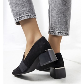 Schwarze Brogues am Arden-Pfosten 2