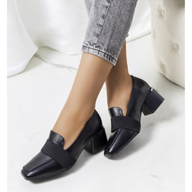 Schwarze Brogues am Thoma-Pfosten 1