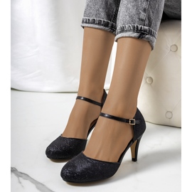 Schwarz glänzende Pumps von Rosetown 1