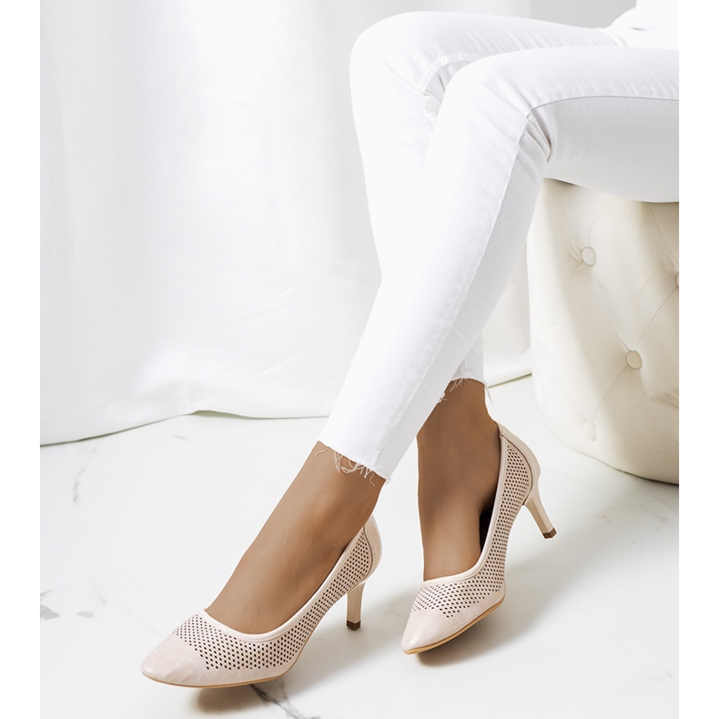 Durchbrochene Nadeln in Beige und Gold golden 1