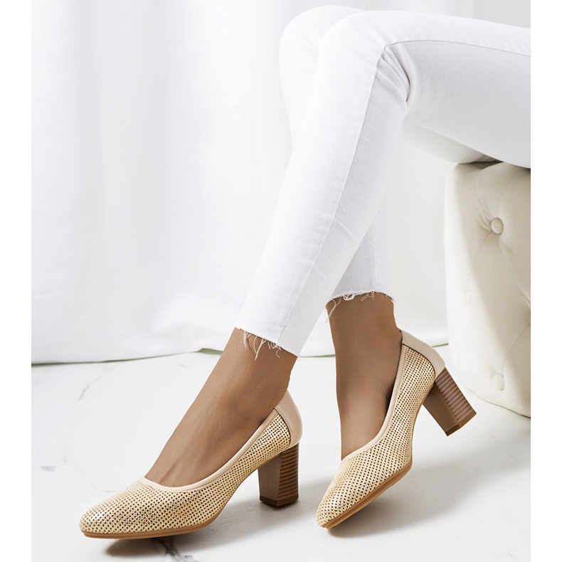 Beige durchbrochene Pelders-Pumps golden 1