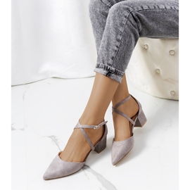 Graue Pumps an der Terra-Säule 1