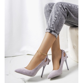 Grauer Absatz mit dekorativen Anthe-Ausschnitten 1