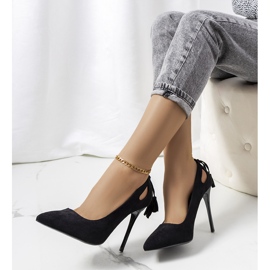 Schwarze Pumps mit dekorativen Anthe-Ausschnitten 1