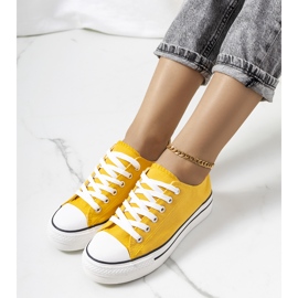 Gelbe Turnschuhe auf dem Bahnsteig Wessel 1