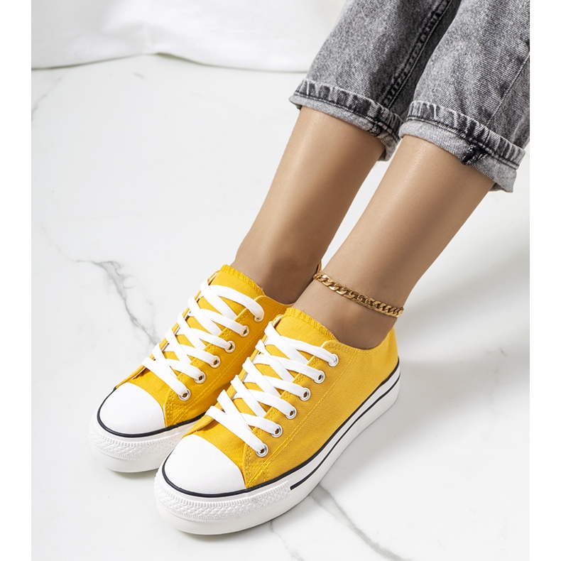 Gelbe Turnschuhe auf dem Bahnsteig Wessel 1