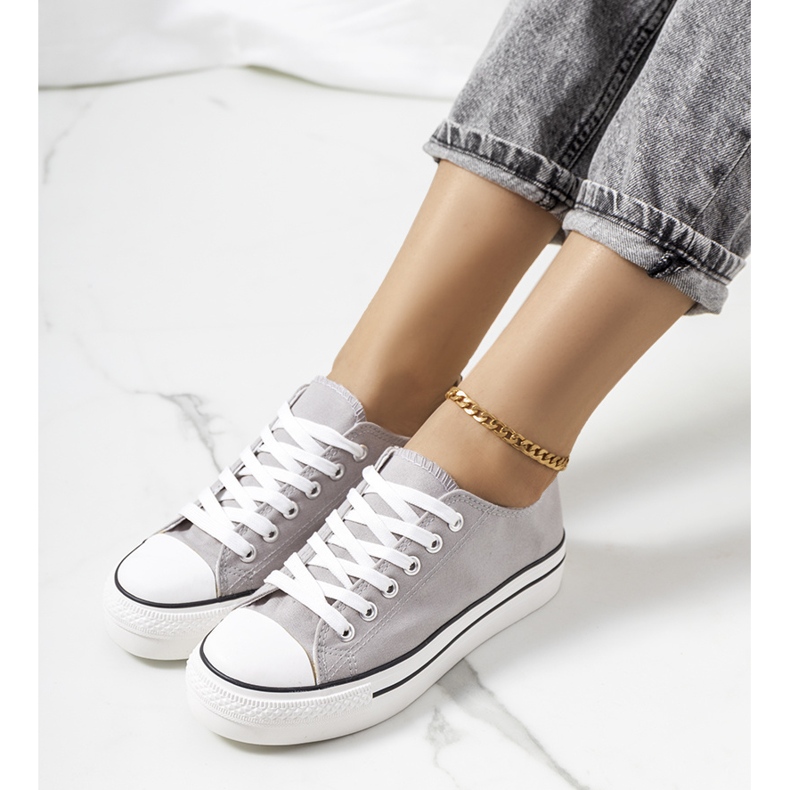 Graue Turnschuhe auf der Wessel-Plattform 1