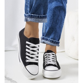 Schwarze Turnschuhe auf der Wessel-Plattform 1