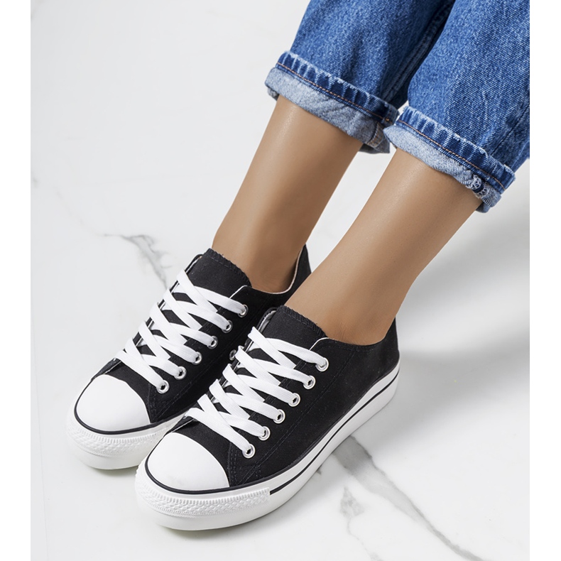 Schwarze Turnschuhe auf der Wessel-Plattform 2