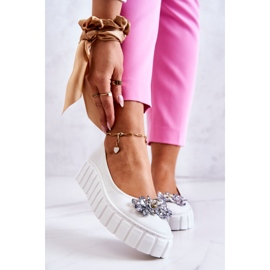 PA2 Lederballerinas auf einer Plattform mit einem weißen Ladette-Ornament 1