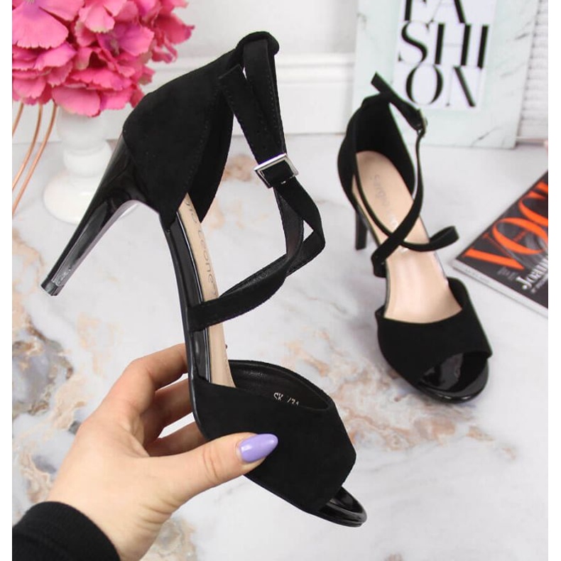 Schwarze Sandalen auf einem hohen Absatz W Sergio Leone 1