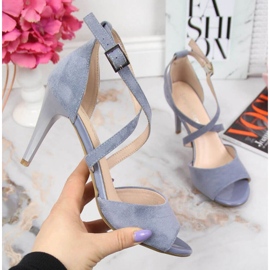 Sandalen auf einem blauen High Heel W Sergio Leone 1