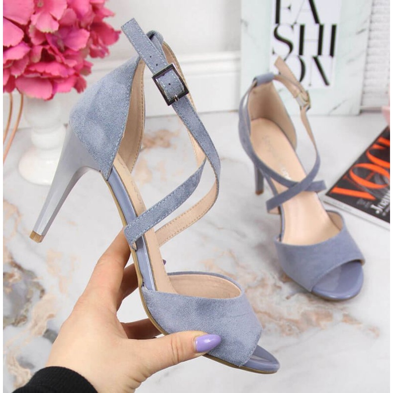 Sandalen auf einem blauen High Heel W Sergio Leone 1