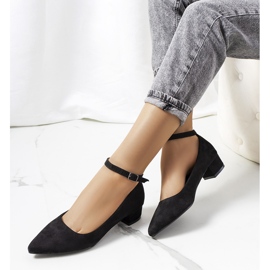 Schwarze Pumps an der Samira-Säule 1