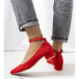 Rote Pumps an der Samira-Säule 1