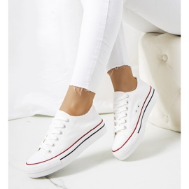 Weiße Turnschuhe auf der Wessel-Plattform 1