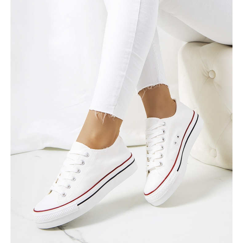 Weiße Turnschuhe auf der Wessel-Plattform 1