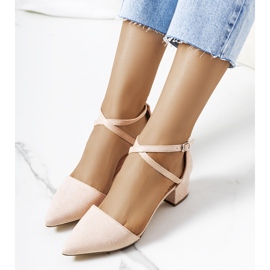 Beige Pumps am Hyde Post 1