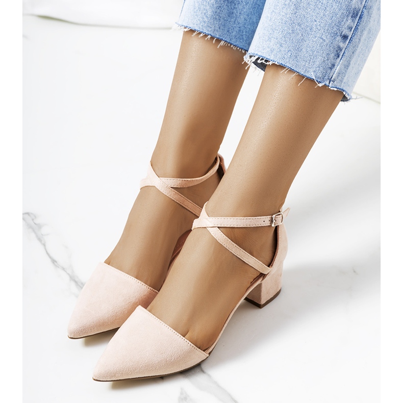 Beige Pumps am Hyde Post 1