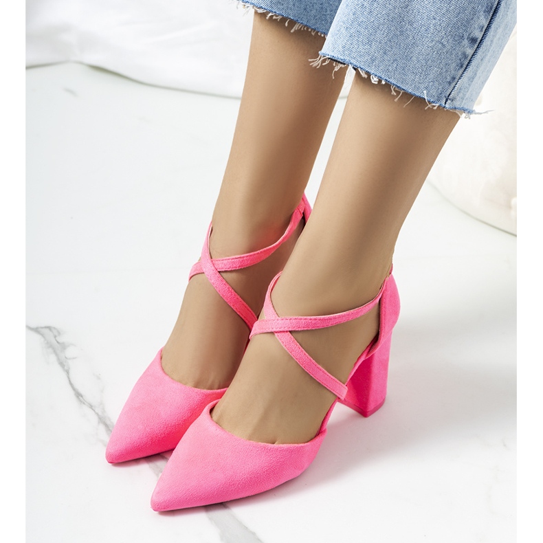 Pinke Neonpumps an der Post Hassing rosa 1