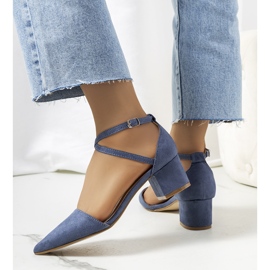Blaue Pumps am Hyde Post 1