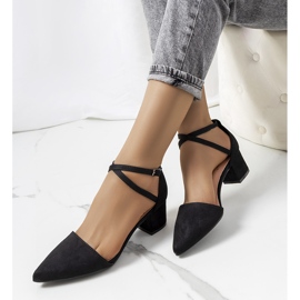 Schwarze Pumps am Hyde Post 1