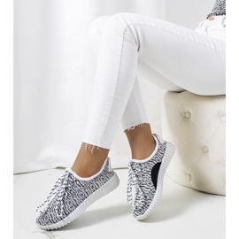 Gestickte weiße Socken schwarz 1