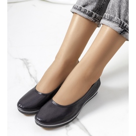 Schwarz glänzende Sneaker auf dem Weide Wedge 1