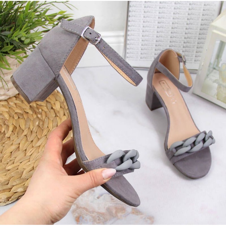 Graue Sandalen an einem Pfosten mit einer Kette W Filippo 1