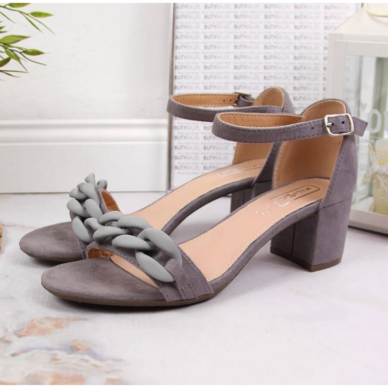 Graue Sandalen an einem Pfosten mit einer Kette W Filippo 2