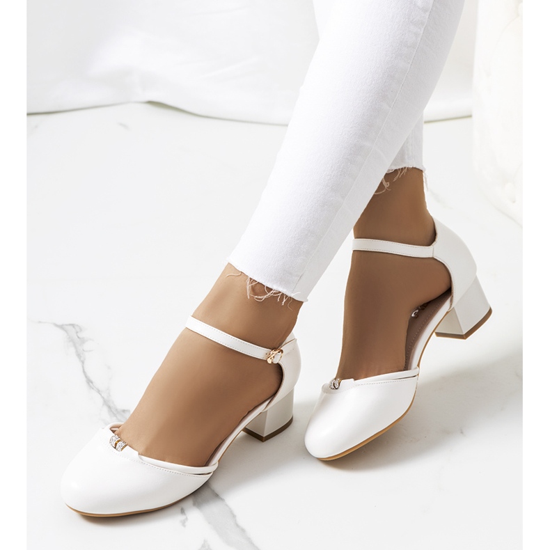 Weiße Pumps auf niedrigem Pfosten von Lynden 1