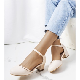 Beige Pumps an einem niedrigen Lynden-Pfosten 1