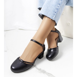 Schwarze Pumps an einem niedrigen Lynden-Pfosten 1