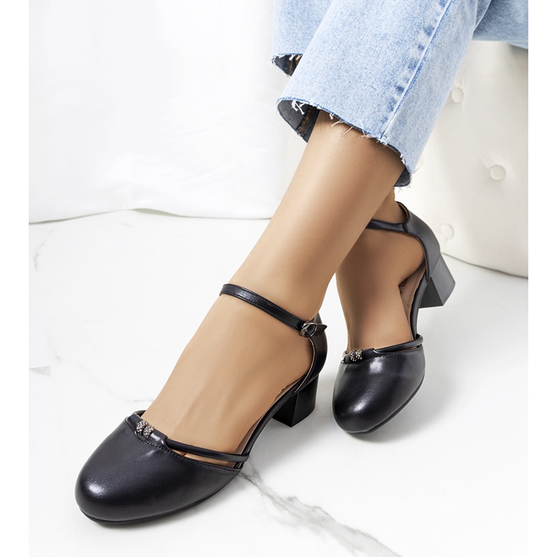 Schwarze Pumps an einem niedrigen Lynden-Pfosten 1