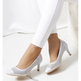 Graue durchbrochene Pumps auf einem Carling-Absatz silber- 1