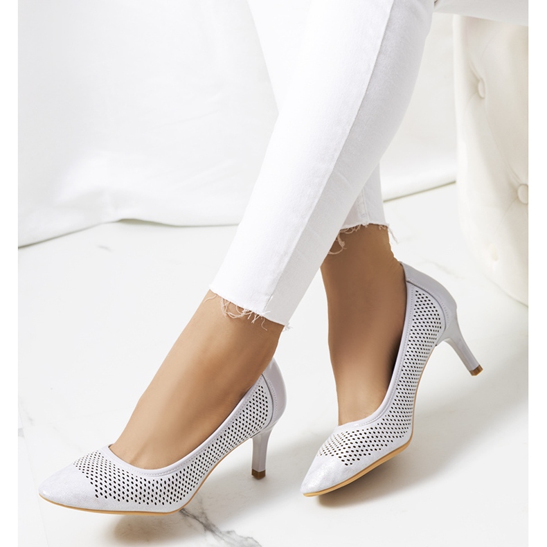 Graue durchbrochene Pumps auf einem Carling-Absatz silber- 1